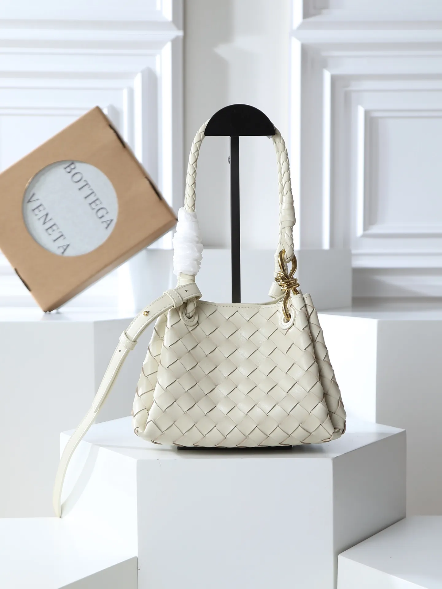 1250. Home B has a new product! Andiamo combines archive parachute handbags to inherit retro elements and integrate modern trends. The same style as Shu Qi's Night in Beijing. It is a continuation of the classic bag. It has three functions: hand carry, shoulder and cross-body. It is embellished with metal brass knot buckles. It is small and has an amazing capacity. It can easily hold all kinds of daily necessities with a box, sunglasses, small bottle, water powder, charger, and the upper body is versatile. Style number: 796569 Size: 21*17*16.5cm